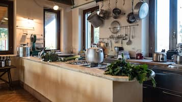 Køleskab, mikrobølgeovn, ovn, kogeplade