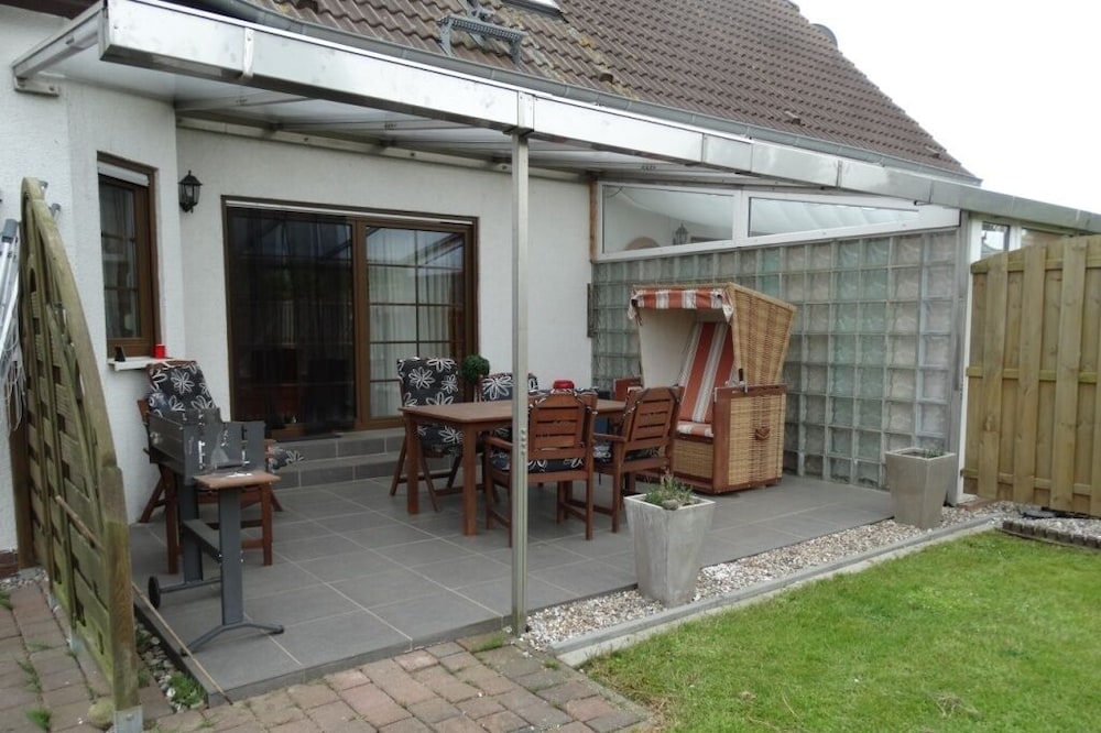 Apartment about 70 square meters (for up to 6 people) and 200sqm race surface