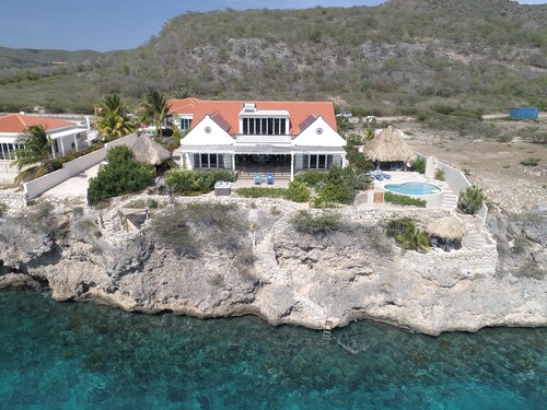 Nature Lovers Paradise. Apartment in luxurious, eco friendly, seafront villa.