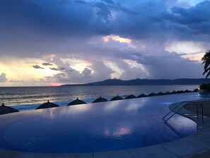 Sparkling Negative Edge Pool overlooking beach