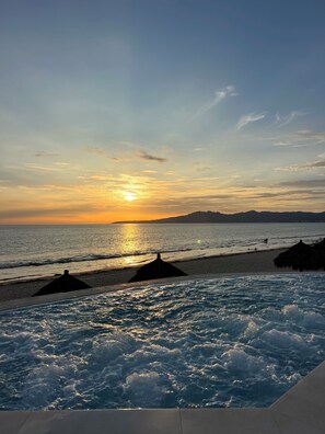 海灘、躺椅、沙灘巾
