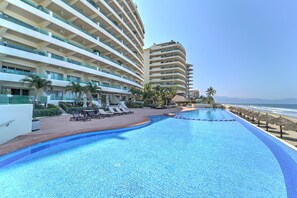 Een buitenzwembad en een verwarmd zwembad