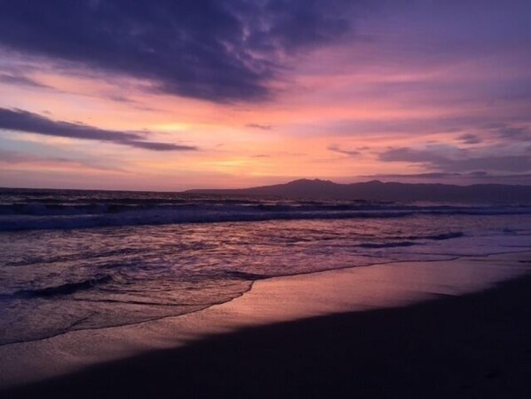 Na praia, espreguiçadeiras, toalhas de praia