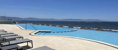 Una piscina al aire libre, una piscina climatizada