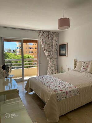 3 habitaciones, tabla de planchar con plancha, cuna de viaje y wifi 