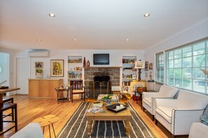 Smart TV, fireplace, books, streaming services