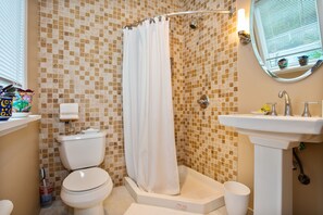 Ensemble douche/baignoire, serviettes fournies, savon, papier toilette