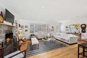 TV connectée, cheminée, livres, services de streaming