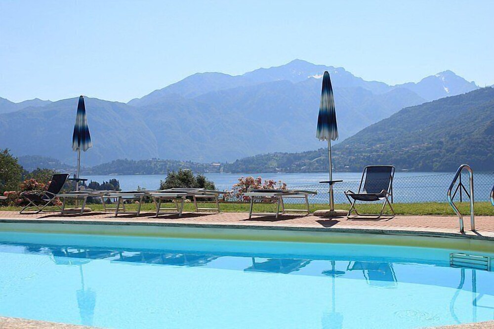 Casa Panorama Quattro: A bright and cheerful apartment situated at a short distance from the shores of Lake Como, with Free WI-FI.