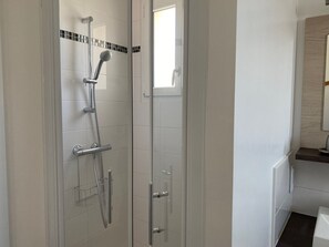 Duschwanne, Haartrockner, Toilettenpapier