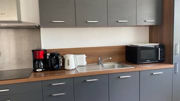 Een koelkast, een microgolfoven, een oven, een kookplaat