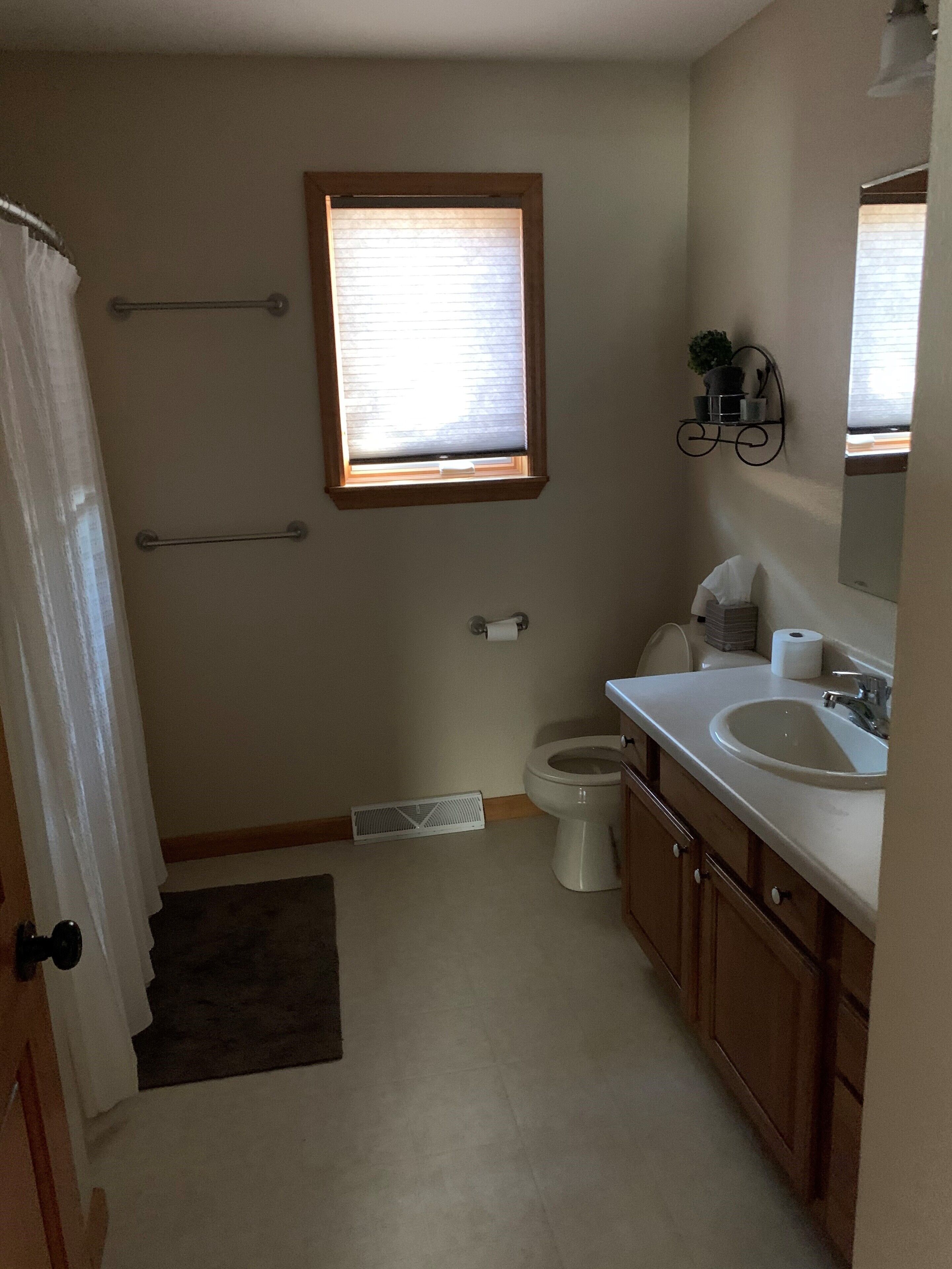 SILVER LAKE HOUSE - WAUTOMA, NEXT TO RESTAURANT