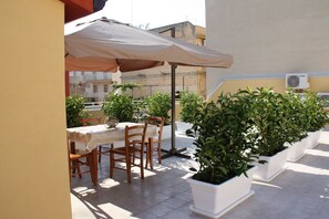 Outdoor dining - house "Viola" in single dwelling (Pozzallo)