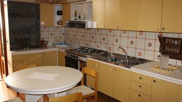 Frigorifero, forno, piano cottura, bollitore elettrico