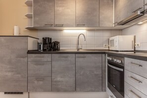 Kühlschrank, Mikrowelle, Ofen, Herdplatte