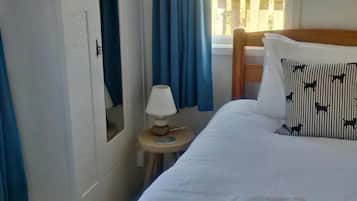 4 bedrooms, iron/ironing board, free WiFi, bed sheets