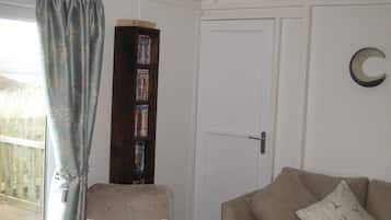 Smart-TV, DVD-spiller, bøker og stereoanlegg