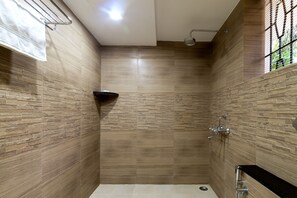 Ensemble douche/baignoire, sèche-cheveux, serviettes fournies, savon