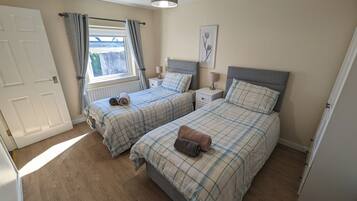 3 bedrooms, iron/ironing board, internet, bed sheets