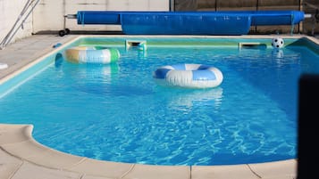 Utomhuspool och uppvärmd pool