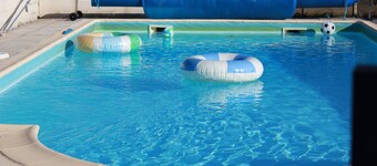 Grande ferme familiale et animaux de compagnie avec un terrain et une piscine