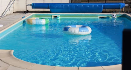 Grande ferme familiale et animaux de compagnie avec un terrain et une piscine