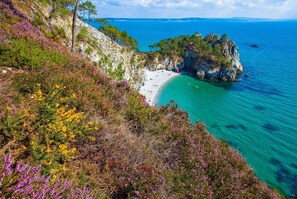 A coastal landscape with a beach, rocky cliffs, and clear blue sea. - Stone house for 6 people in the unspoilt Cap de la Chèvre area (Crozon)