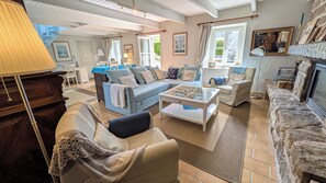 TV, fireplace, books - Stone house for 6 people in the unspoilt Cap de la Chèvre area (Crozon)