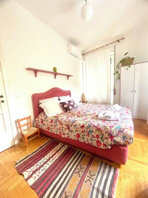 1 habitación, escritorio, tabla de planchar con plancha y cuna de viaje