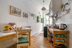 Fridge, oven, stovetop, coffee/tea maker