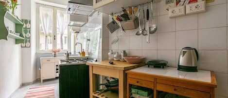Kühlschrank, Ofen, Herdplatte, Wasserkocher mit Kaffee-/Teezubehör