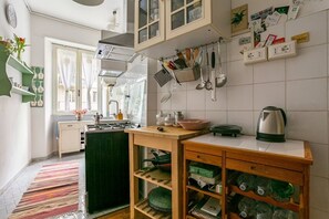 Refrigerador, horno, placa de cocina, cafetera/tetera