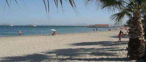 Una spiaggia nelle vicinanze