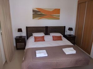 2 bedrooms, iron/ironing board, free WiFi, bed sheets - Townhouse With Uninterrupted Views (Torre-Pacheco)