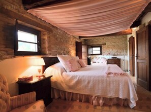 6 bedrooms, iron/ironing board, WiFi, bed sheets
