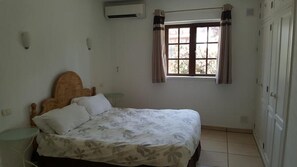 2 chambres, coffres-forts dans les chambres, fer et planche à repasser