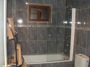 Combined shower/tub, hair dryer, towels, soap