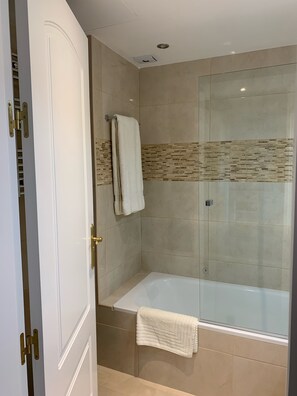 Baignoire, sèche-cheveux, serviettes fournies, savon
