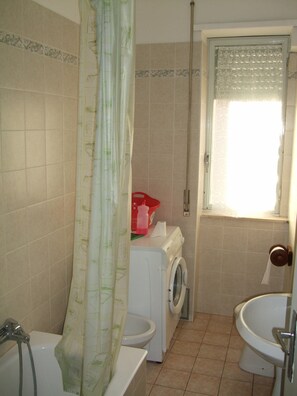 Duschwanne, Haartrockner, Bidet, Handtücher