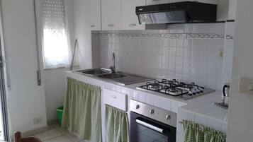 Fridge, oven, stovetop, coffee/tea maker