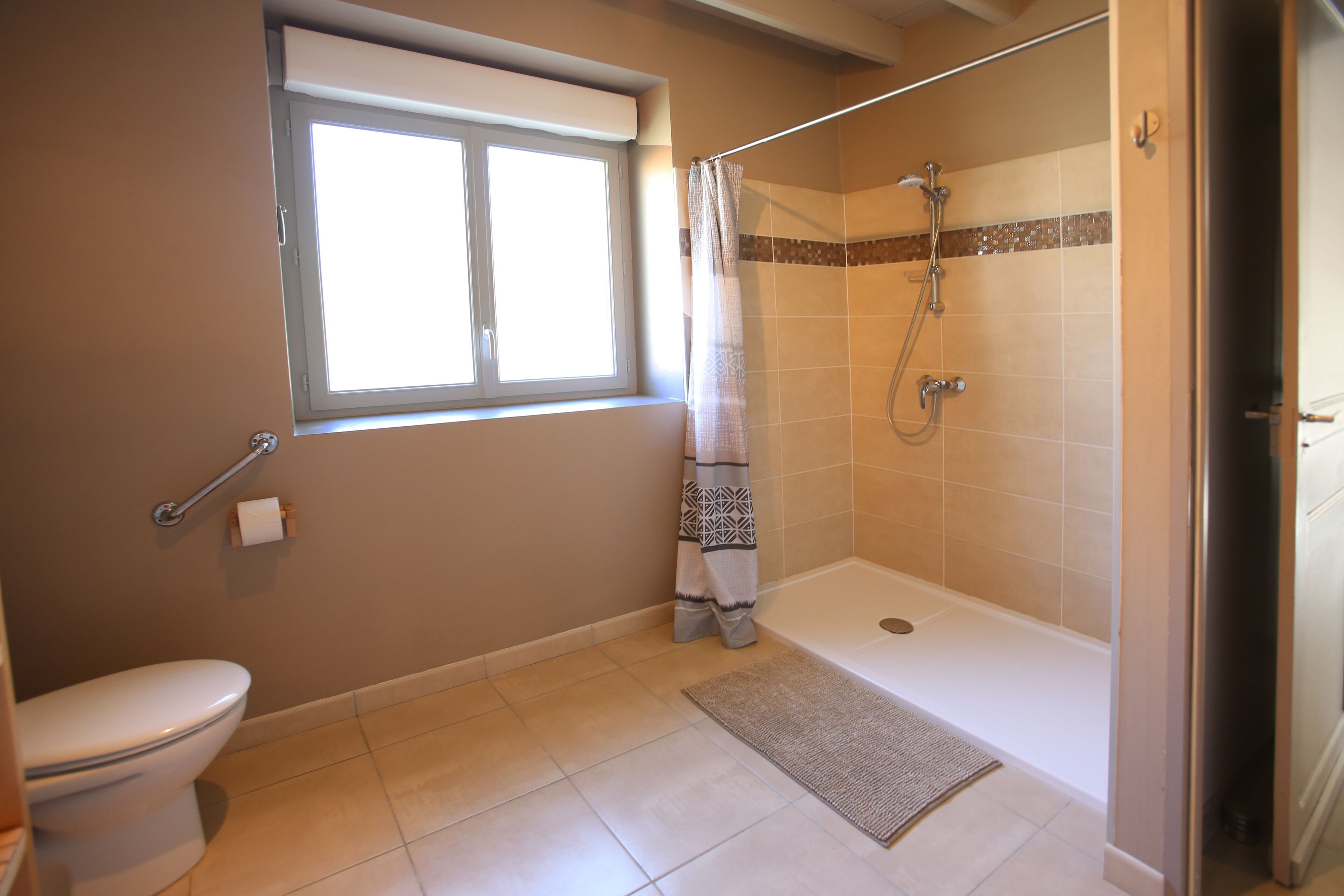Douche, sèche-cheveux, serviettes fournies, savon