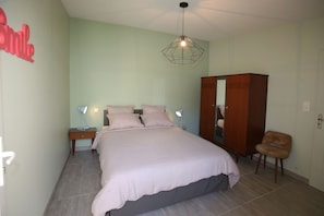 1 dormitori, planxa i posts de planxar i un bressol de viatge 
