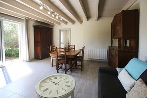 Televisión, reproductor de DVD, biblioteca musical y estéreo 