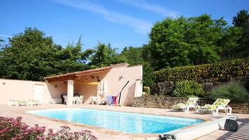 Una piscina al aire libre, una piscina climatizada