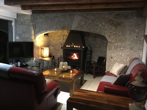 Hiljainen mökki, pienen kylän reunalla ja lähellä puroa 