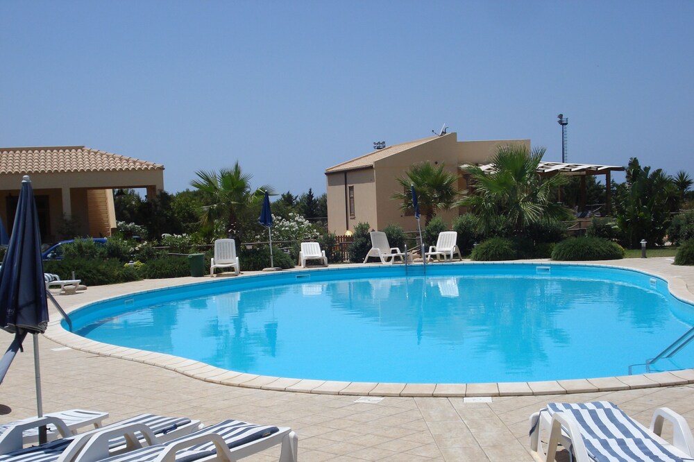 VILLA NEAR THE SEA WITH SHARED POOL LARGE GARDEN AND FREE WIFI