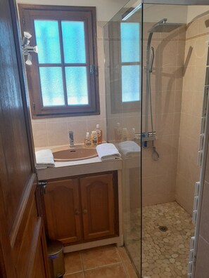 Combined shower/bathtub, hair dryer, bidet, towels - Secluded Villa With Private Salt Water Pool. Air Conditioning (Flayosc)