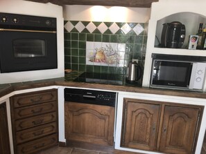 Een koelkast, een microgolfoven, een oven, een kookplaat