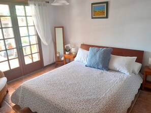 3 bedrooms, iron/ironing board, travel cot, free WiFi