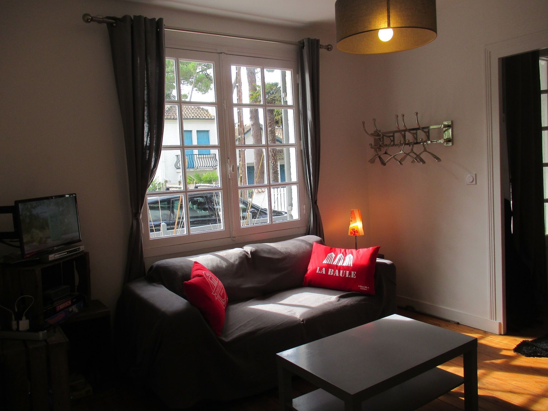 Charming trendy house and comfort linen included